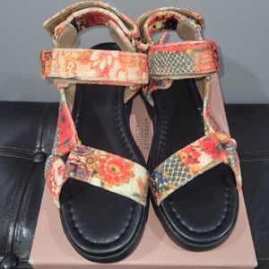 Sport sandals orange color, Aerosoles SZ 11 Aware Laura Ashley. Flat